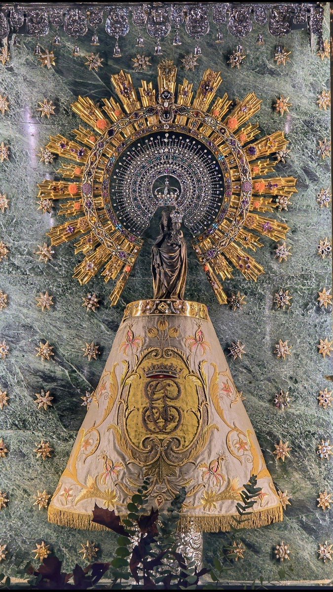 Bendita sea tu pureza
y eternamente lo sea,
pues todo un Dios se recrea
en tan graciosa belleza.

A ti, celestial princesa,
Virgen sagrada María,
yo te ofrezco en este día,
alma, vida y corazón.

Mírame con compasión,
no me dejes, Madre mía.

Mi Pilarica querida… 💕