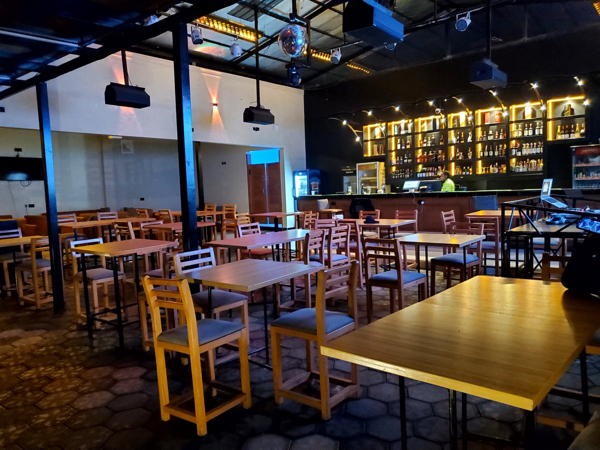 Went for a night drive and landed on some COOL chill spot in Kiwatule. ("El Nivel")