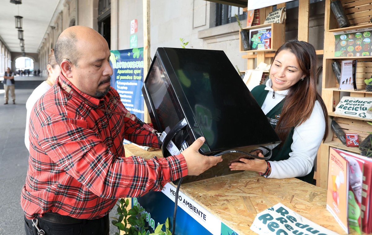 ComSocEdomex's tweet image. Con la campaña ElectroRecicla, en el #EdoMex se recolectaron más de 9 toneladas de aparatos eléctricos y electrónicos en desuso. Se impulsan acciones para cuidar el medio ambiente. #ElPoderDeServir
Consulta la nota completa 👉 goo.su/C4uusH