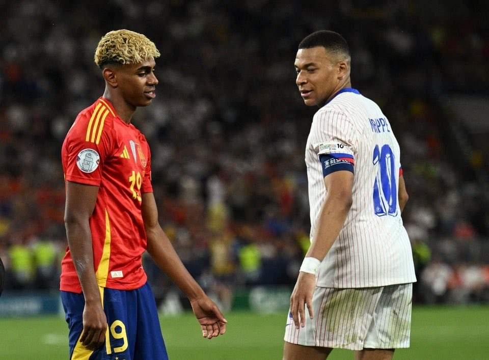 🗣️ Jornalista: "Lamine Yamal surgiu de repente em cena. Com apenas 16 anos, ele causou um impacto global. Você tem algo a dizer a ele ou alguém já lhe contou algo sobre ele?"

 🎙️ Kylian Mbappe: "Acho que estamos em uma era diferente. Digo isso com todo o respeito ao Monaco, ele