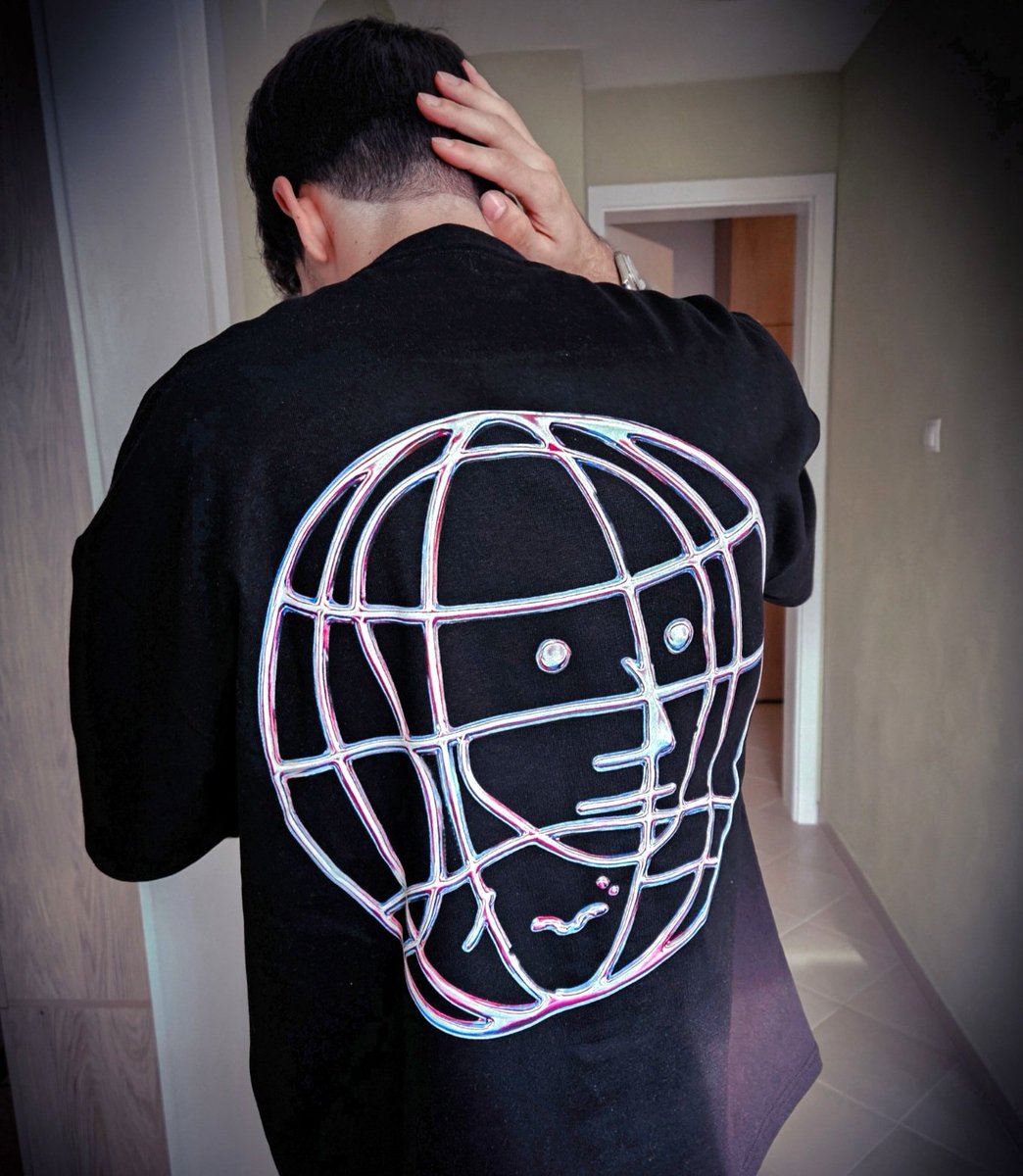 NonPlayableClo's tweet image. Our crispy CHROMATIC black tees are back on our online store!
Join the NPC awakening.
Become one of us. 🌐
