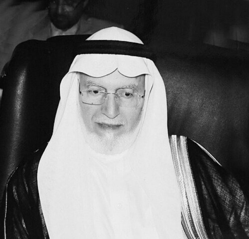 رحم الله معالي الدكتور عبدالله بن عمر نصيف، أحد روّاد #كلية_علوم_الأرض في #جامعة_الملك_عبدالعزيز، الذين وضعوا بصماتهم منذ بداياتها.
كان عطاؤه العلمي والإداري نورًا أضاء طريق الأجيال، وترك إرثًا علميًا وإداريًا خالدًا يُحتذى به