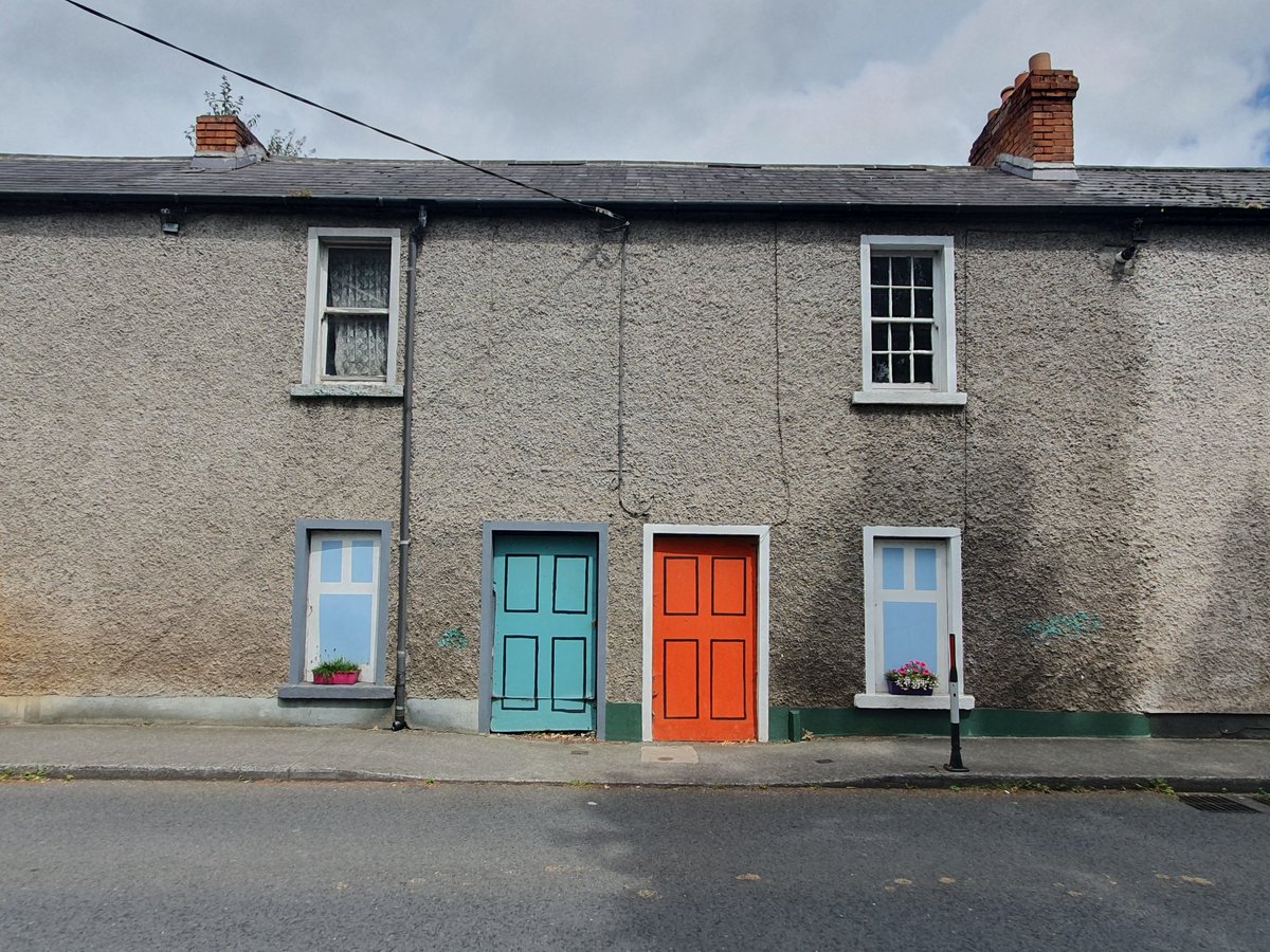 Instead of painting false windows &amp; doors on these 2 houses in Chapelizod how about <a href="/DubCityCouncil/">Dublin City Council</a> refurbish them into family homes?
There are 6 council owned houses on this terrace alone, thousands across country &amp; they say its a housing emergency 
Do your job #DerelictIreland