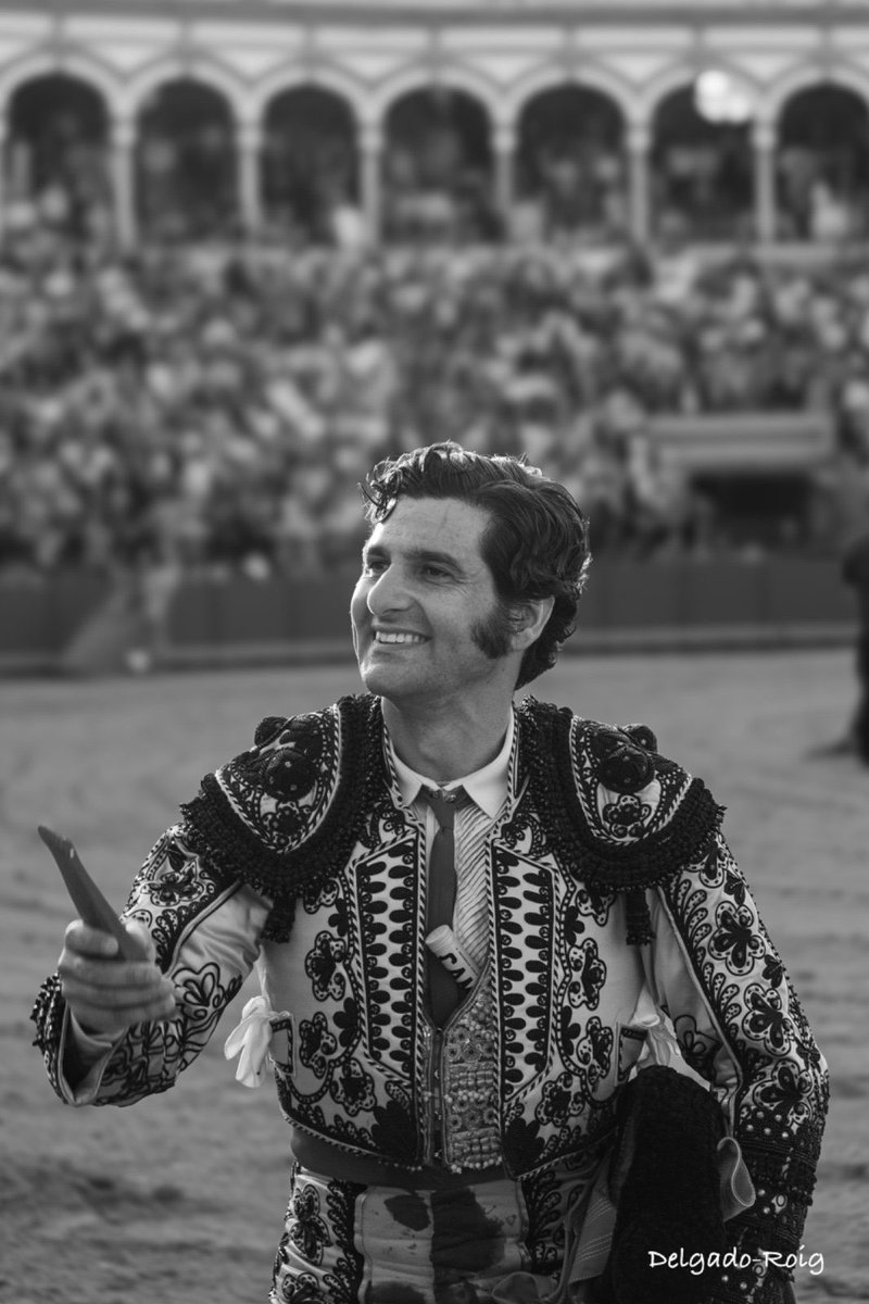 Hoy se marcha el Sumo Pontífice del Toreo.
Gracias, Genio, por hacernos soñar, por ponerle alma al capote y misterio al arte.
No hay adiós para quien toreó la eternidad. 
Gracias por hacer del toreo una oración y una religión.