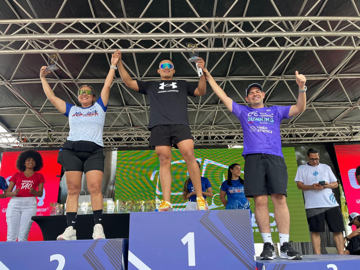 Un día tuve una idea

No solo quería que los deportistas activos tuvieran espacios para trotar, montar bici o patinar. Quería ver familias compartiendo, disfrutando de la ciudad, y sobre todo, ver nuevas personas descubriendo el deporte.

Así nació la Bicirruta Sinú, un lugar