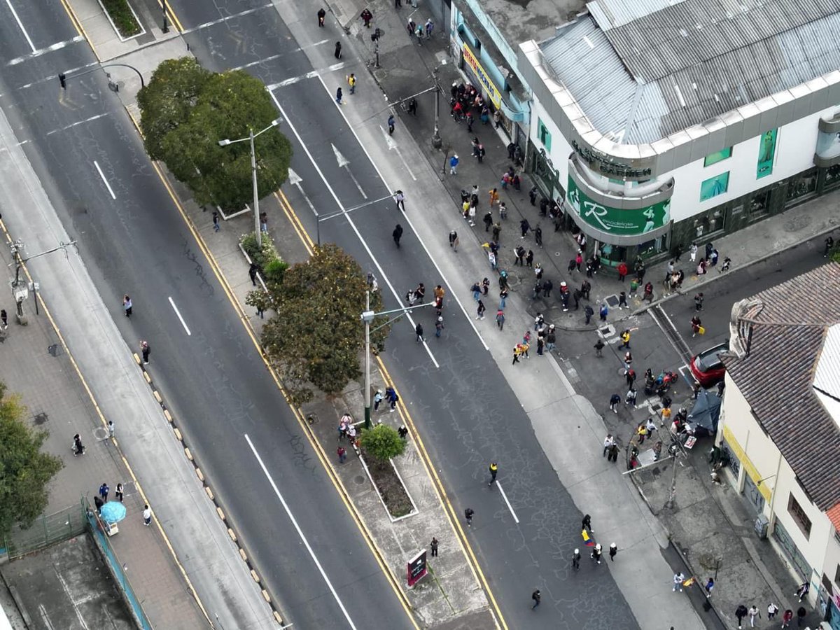 EcuadorPlay's tweet photo. Paro del 12 de octubre en #Quito.

El llamado a paro nacional del 12 de octubre, impulsado por la Conaie y otros sectores sociales, no logró la convocatoria esperada. https://t.co/w2HeLPWxd8