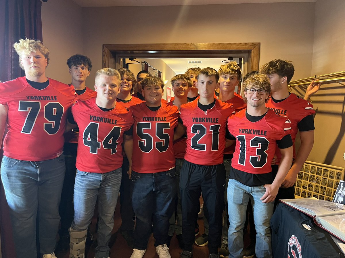 ShawnSchum75237's tweet photo. Several of our current Foxes came to pay their respects today to my former YHS Coach, Coach Bob Evans. Although they likely have never met Coach Evans, it shows the character of these young men and their understanding of Foxes Tradition. This a special group of Foxes!💯 https://t.co/HTsAM42ain