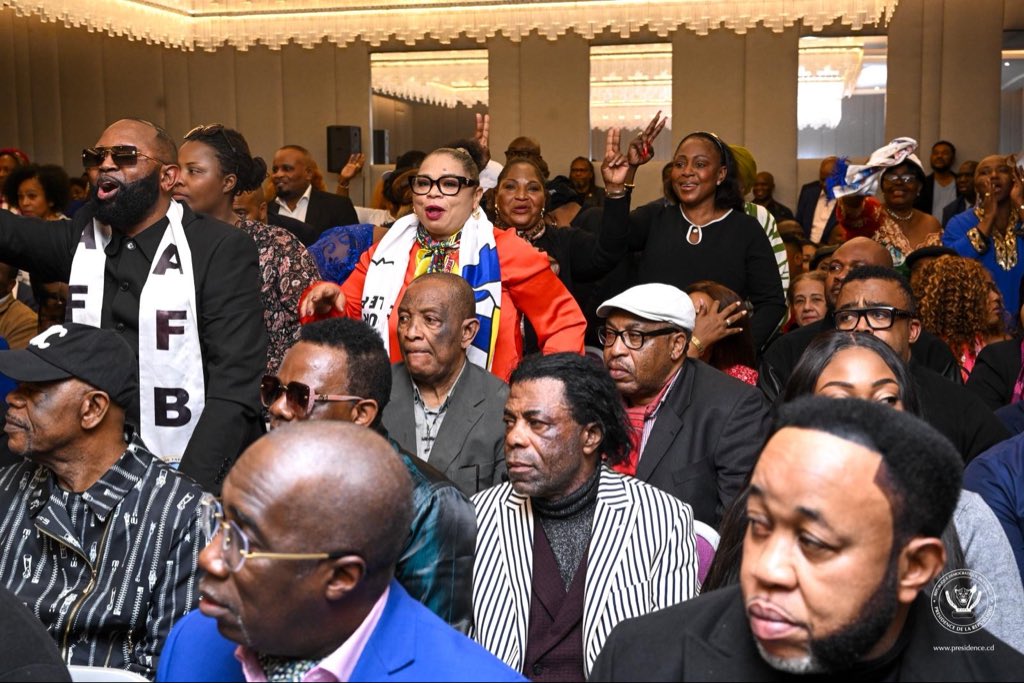 Au terme de son séjour à Bruxelles, le Président de la République, Félix Antoine Tshisekedi Tshilombo, s'est entretenu samedi avec la diaspora congolaise vivant dans l'ancienne métropole. 

À cette occasion, le Chef de l'État a apporté un éclairage sur la main tendue à son