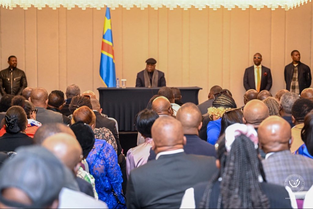 Presidence_RDC's tweet photo. Au terme de son séjour à Bruxelles, le Président de la République, Félix Antoine Tshisekedi Tshilombo, s'est entretenu samedi avec la diaspora congolaise vivant dans l'ancienne métropole. 

À cette occasion, le Chef de l'État a apporté un éclairage sur la main tendue à son homologue rwandais pour « faire la paix des braves ». 

«  J'ai tendu la main à celui qui représente les forces qui agressent la République Démocratique du Congo pour prendre à témoin le monde entier », a expliqué le premier citoyen du pays dès l'entame de son argumentaire. 

Au Président Tshisekedi de poursuivre, « la victime, c'est nous. Mais on a voulu nous présenter comme des gens qui ne voulaient pas la paix, j'ai voulu montrer au monde que ce n'était pas vrai ». 

« Croyez-moi, je suis loin d'être faible. J'ai réussi à le prouver à plusieurs reprises et si aujourd'hui, on parle des sanctions, des processus de Washington, Doha, Lomé, Luanda, c'est quelque part grâce à ce que j'ai fait », a précisé le Commandant suprême des Forces armées de la RDC.
https://t.co/u5o2zEUxRi