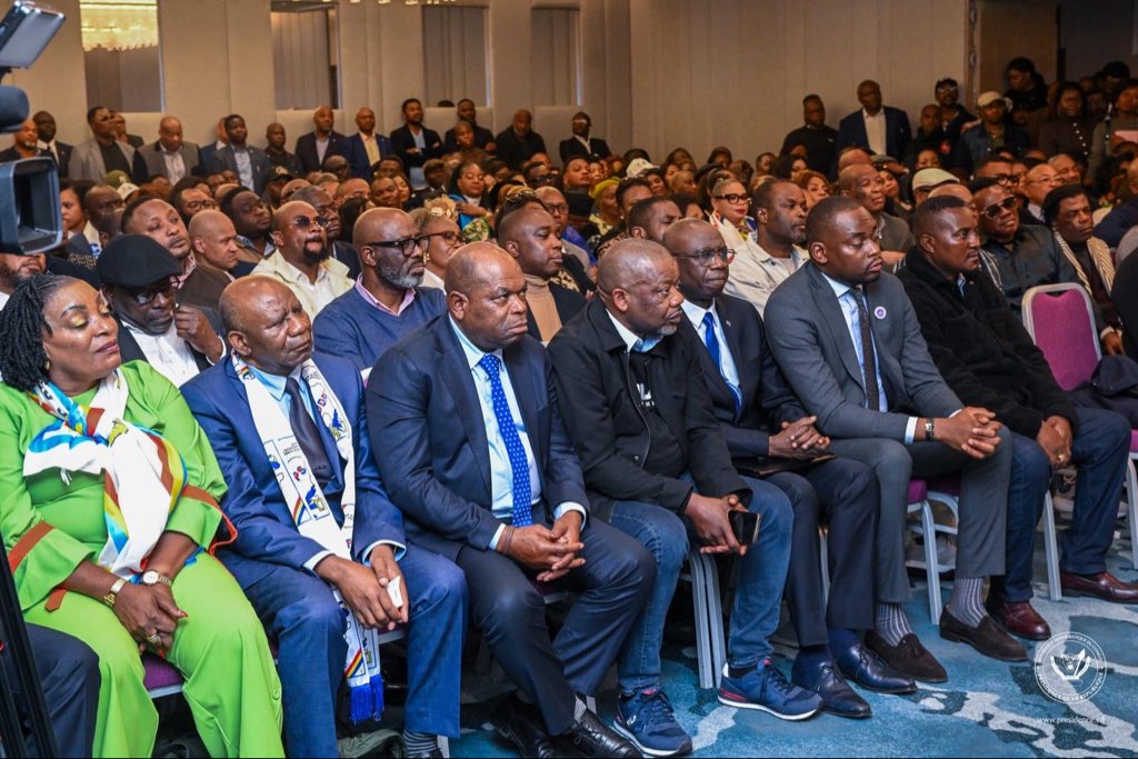 Presidence_RDC's tweet photo. Au terme de son séjour à Bruxelles, le Président de la République, Félix Antoine Tshisekedi Tshilombo, s'est entretenu samedi avec la diaspora congolaise vivant dans l'ancienne métropole. 

À cette occasion, le Chef de l'État a apporté un éclairage sur la main tendue à son homologue rwandais pour « faire la paix des braves ». 

«  J'ai tendu la main à celui qui représente les forces qui agressent la République Démocratique du Congo pour prendre à témoin le monde entier », a expliqué le premier citoyen du pays dès l'entame de son argumentaire. 

Au Président Tshisekedi de poursuivre, « la victime, c'est nous. Mais on a voulu nous présenter comme des gens qui ne voulaient pas la paix, j'ai voulu montrer au monde que ce n'était pas vrai ». 

« Croyez-moi, je suis loin d'être faible. J'ai réussi à le prouver à plusieurs reprises et si aujourd'hui, on parle des sanctions, des processus de Washington, Doha, Lomé, Luanda, c'est quelque part grâce à ce que j'ai fait », a précisé le Commandant suprême des Forces armées de la RDC.
https://t.co/u5o2zEUxRi