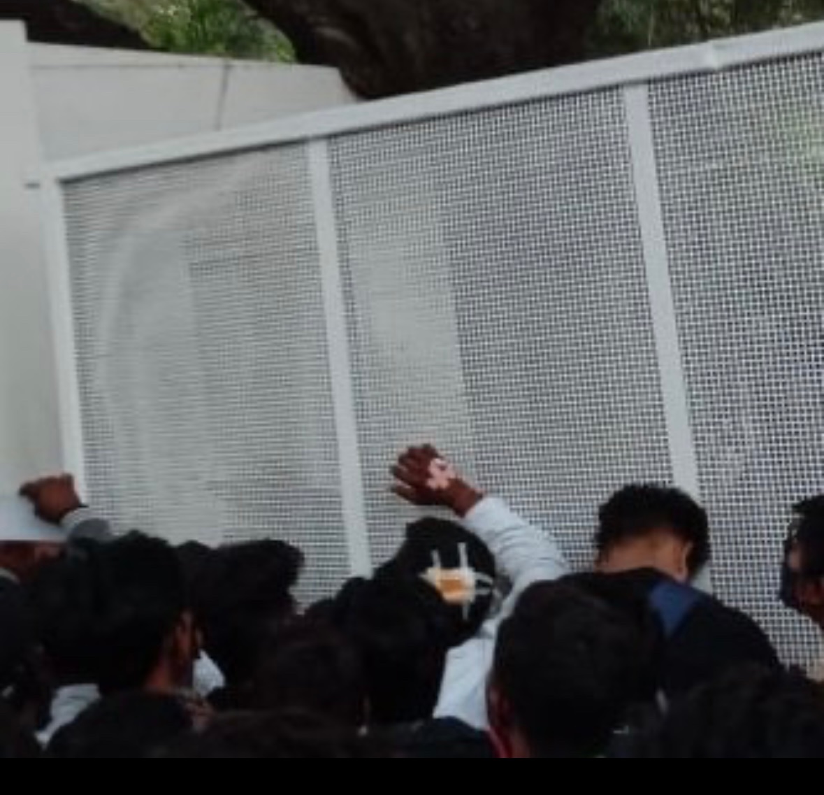 BVRMAlluarjunfc's tweet photo. @Pe_ter_X Rendu gates lu pagal dobbaru N convention lo mrng antha Geetha arts office daggara evng and night N convention dagara passes Undi kooda police latho debbalu tinnaru Chala mandi 🙏🙏 https://t.co/4s6J61DM9j