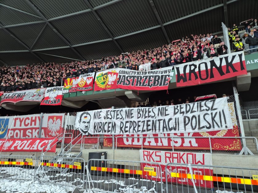 To jest tak obrzydliwe, co zrobiono naszemu kochanemu premierowi na meczu reprezentacji, że aż proszę o retwitt, by nikt nie powtórzył takiego chamstwa.