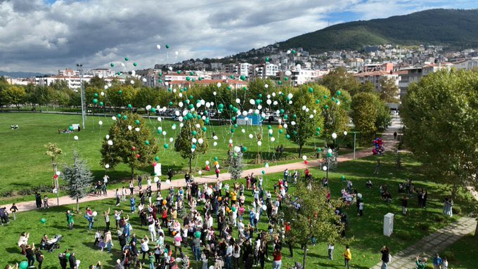 🎈Bursa’da, SMA hastalığını yenmeyi başaran minik Çağan Ata Taran için gökyüzüne yüzlerce balon bırakıldı.