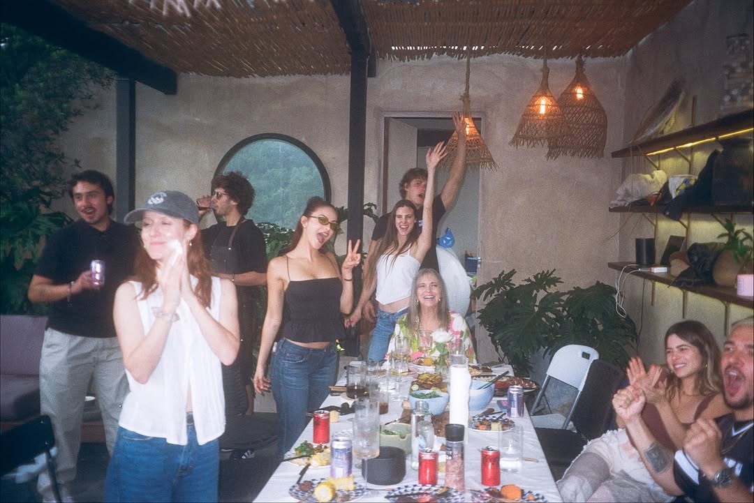 Camila Mendes con Macarena Achaga, más amigos y su familia en México recientemente ✨️

📷 macabeso | Instagram post