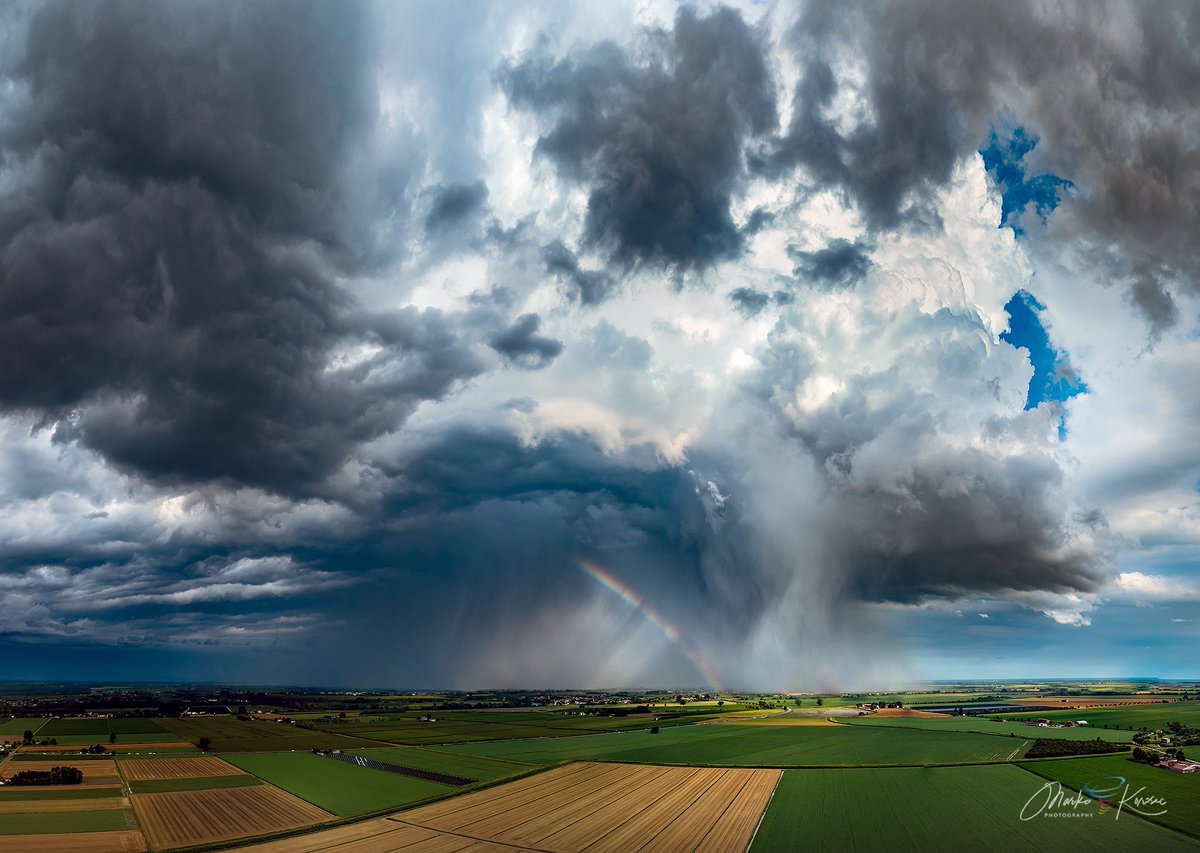 Multiple post-frontal thunderstorms emerged across northeast Italy in the late afternoon of July 11th, 2025. The air mass was perfect for dramatic stormscapes, like this storm with anti-crepuscular rays and a rainbow near Sindacale.