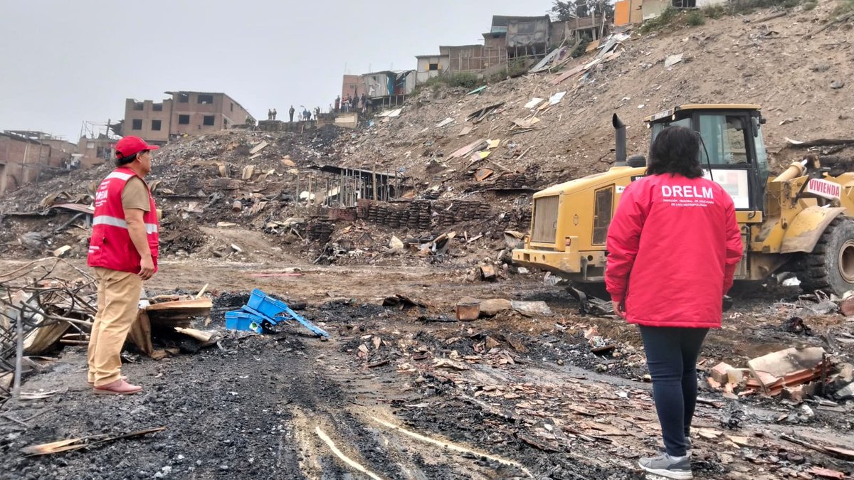 MineduPeru's tweet image. 🚨 Por disposición del Gobierno, el Minedu, a través de la @drelm_lima, continúa en la zona de emergencia tras incendio en Pamplona Alta, ofreciendo contención emocional y garantizando la protección y continuidad del servicio educativo.