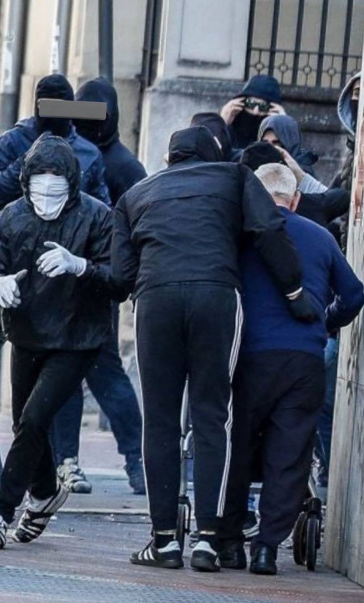 ideiazabaldub's tweet photo. Antifaxismoa kriminalizatzea baino gauza penagarriagorik ez zait okurritzen... 

Irudi batek mila hitzek baino gehiago balio duenean. 👇🏼 https://t.co/2gg5c9bdkN