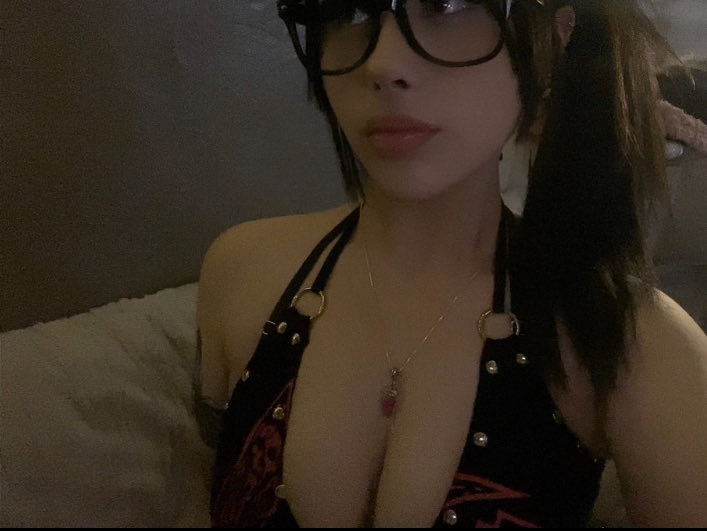 Nerdy sluttt 
#nsfwtwt