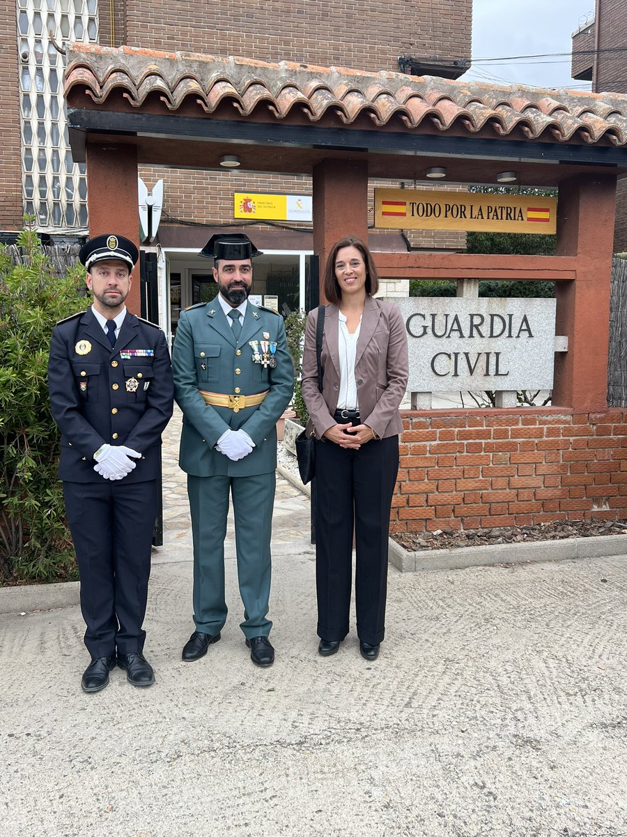 Vox_SotoDelReal's tweet photo. 🇪🇸Hoy acompañamos a la Guardia Civil en la celebración de la festividad de su patrona, la Virgen del Pilar. 
¡¡VIVA LA GUARDIA CIVIL!! 
¡¡VIVA ESPAÑA!!🇪🇸
#guardiacivil #pilarica #españa #sotodelreal https://t.co/DqciEamlec