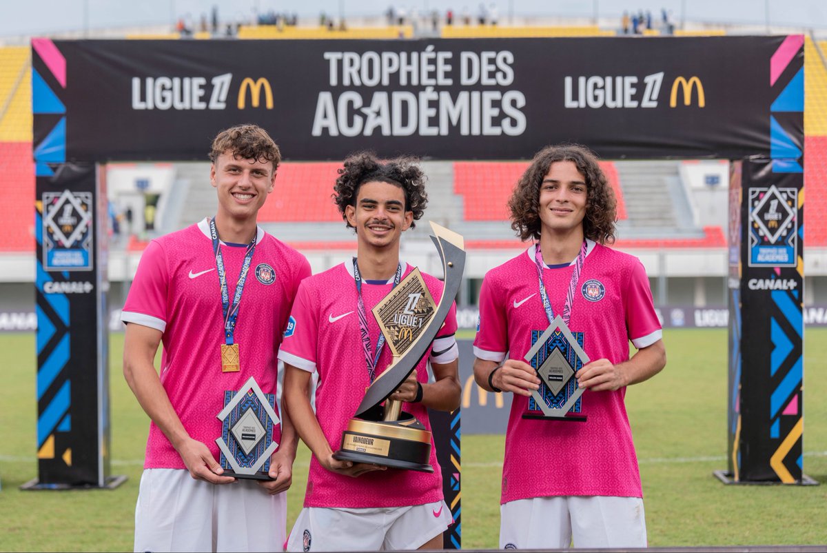 Supplément bagage titre de champion 🏆

Nos Pitchouns remportent la 2ème édition du 𝗟𝗶𝗴𝘂𝗲 𝟭 𝗠𝗰𝗗𝗼𝗻𝗮𝗹𝗱’𝘀 𝗧𝗿𝗼𝗽𝗵𝗲́𝗲 𝗱𝗲𝘀 𝗔𝗰𝗮𝗱𝗲́𝗺𝗶𝗲𝘀 au Bénin !

Ils s’imposent 2-0 en finale face à Dauphine ASC 🇨🇲 grâce à des buts de Léo Fréchingues, meilleur buteur de