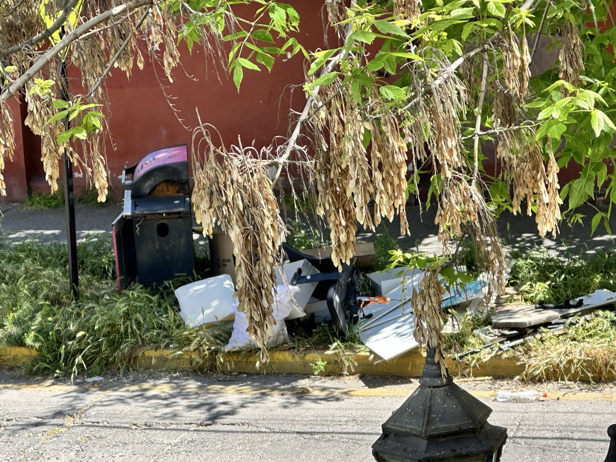 Todas las semanas aparece este mini vertedero en calle Gerona llegando a Jorge Washington. Hemos visto desde colchones, sillones, hasta una parrilla como el día de hoy. Cuándo interviene <a href="/MuniNunoa/">Municipalidad de Ñuñoa</a> <a href="/sebastiansichel/">Sebastián Sichel</a>??