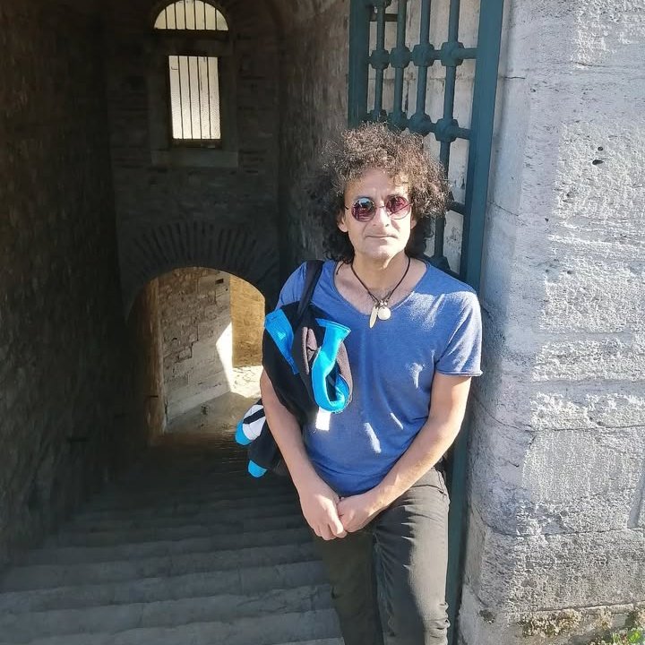 Mahallemizin belgeselini çeken Gazeteci Hakan Tosun, 10 Ekim akşamında evine dönerken darp edildi. Beyin kanaması nedeniyle yoğun bakımda. Umarız sağlığına kavuşur.

Samandağ'dan Topağacı'na Rezerv Alan kanunu denen gaspı teşhir eden, TOKİ'nin talanını duyuran #HakanTosunaNeOldu?
