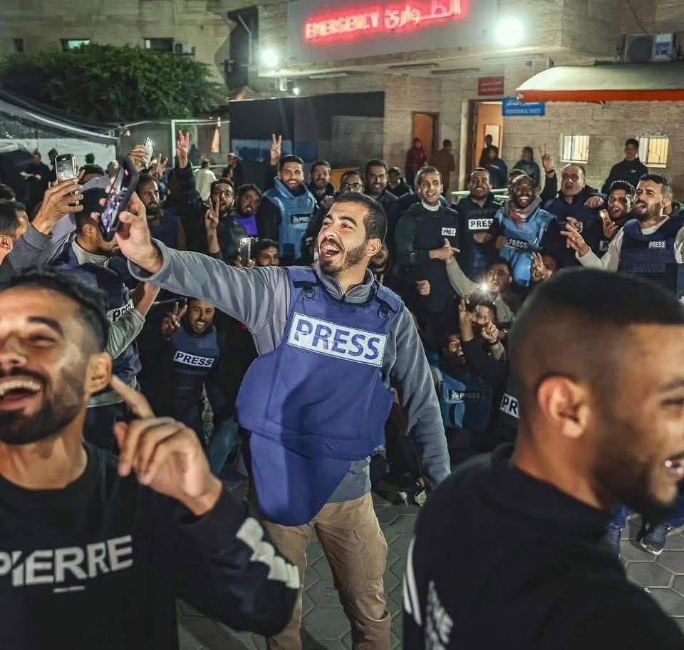 كان من بقايا الضوء،
من الذين يتنفّسون الكلمة والجرأة،
كان مندفعًا كالرصاص، وحالمًا كالليل،
بالأمسِ حملوه على الأكتاف بطلًا ناجيًا من الحرب،
واليومَ يحملونه شهيدًا لم يرَ من الحياة سوى حربها،
يا صالح، لا أدري
كيف كتبتَ السطرَ الأخيرَ من الفرح،،
ثم أصبحتَ أنت السطرَ ما بعد الأخير!!