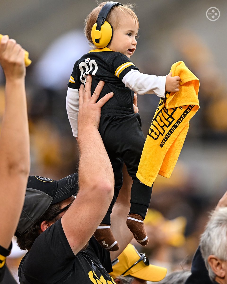 HOLD UP YOUR BABIES TWIRLING TOWELS IT’S TIME FOR RENEGADE 🗣️