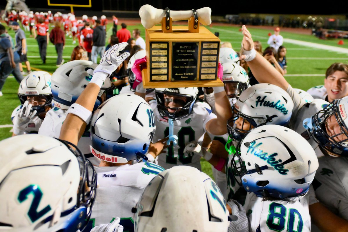 FINAL: Chino Hills 49, Ayala 0 🏈

📸 Game recap &amp; photos: bit.ly/4h8g5Qf

The Huskies dominate the Battle for the Bone, holding the Bulldogs scoreless and keeping the trophy for a second straight year.

Alex Medyn accounted for 4 TDs as Chino Hills improves to 5–2 and
