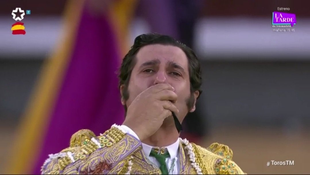 CastroEstebanR's tweet photo. Lo de Morante es de época. Organizó un festival apoteósico en honor a Antoñete, se echó un novillo salinero invocando el ensabanado famoso de Chenel, en la tarde se visto de Chenel y Oro y cuando nadie lo pensaba se cortó la coleta en medio del ruedo él solo. Historia. https://t.co/lO87etE7XV