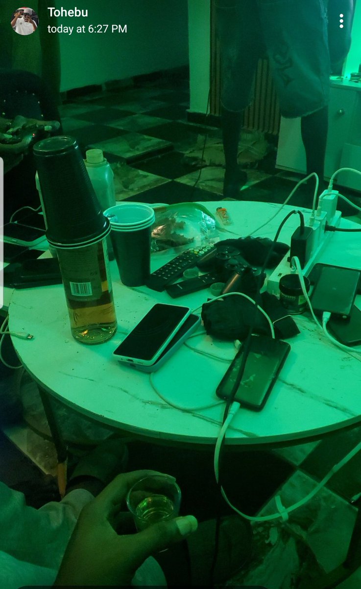 Moscow31640031's tweet photo. We had same eyes different views  How many  phones is on the table! https://t.co/plcpUqgXyJ