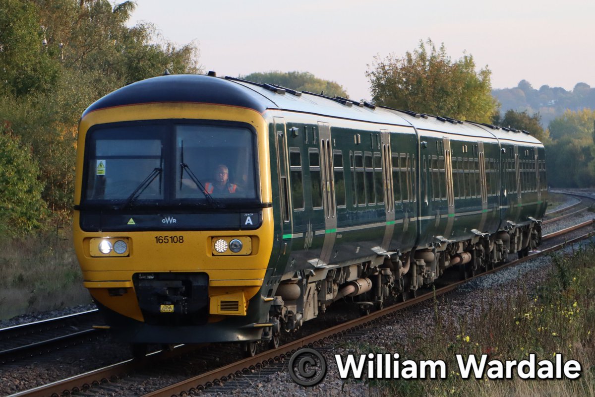 WilliamWardale's tweet image. I think @GWRHelp has got a bit lost 🤣🤣🤣

GWR 165108 approaching #Chesterfield railway station 

5Q24 1408 St Philips Mrsh HSTD to Doncaster Works Wagn Shops

Saturday 11th September 2025 

@Northern_Travel
@TomDearlove1 @JamesTGlossop @BashirKhan2 @WetdogFBK #class165
