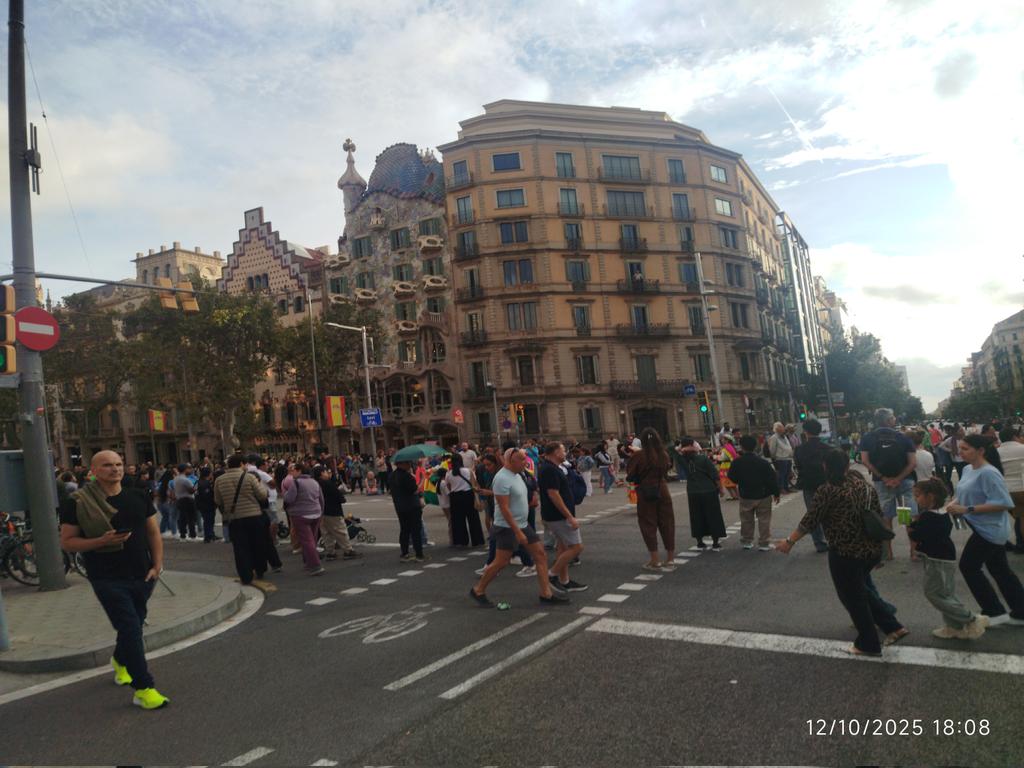 JoelSa1's tweet photo. Una tarde excepcional, por paseo de gracias #Barcelona https://t.co/0Wx2iTelRw