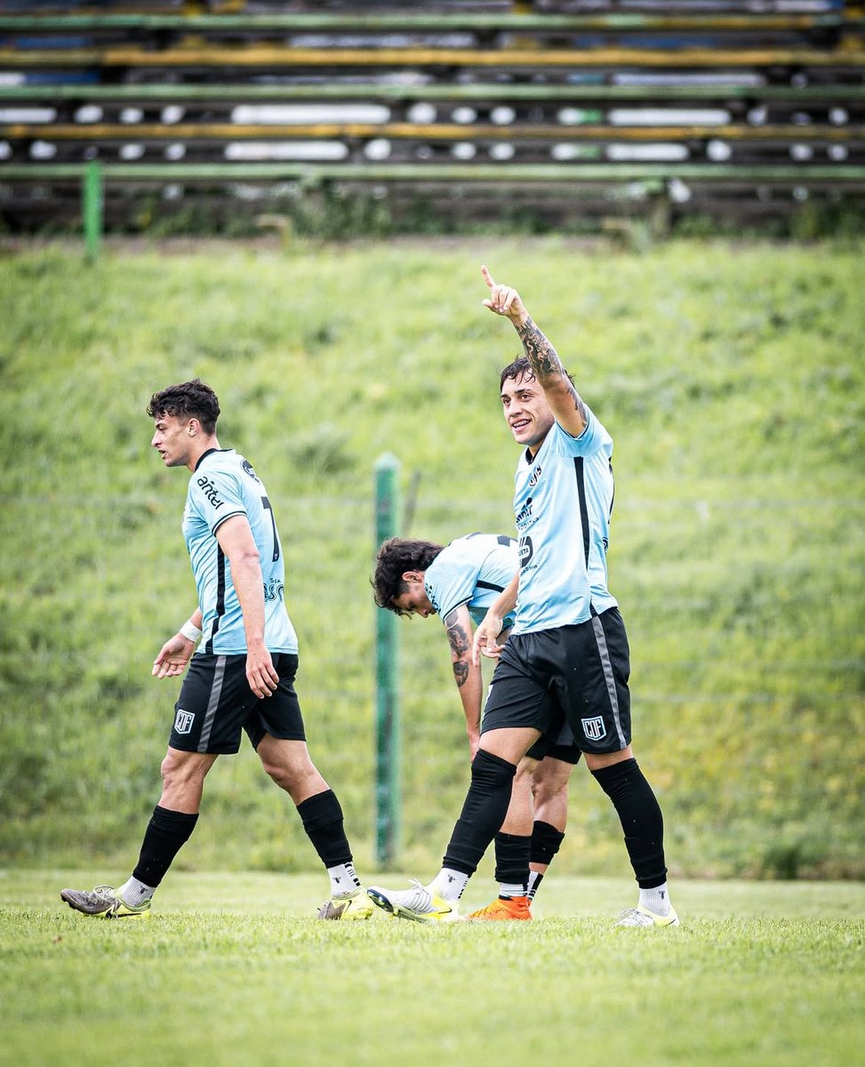 ⏹️ ¡Final del partido!

Cerrito 2️⃣-3️⃣ Oriental

⚽️ 4’ Gastón Colman (O)
⚽️ 22’ Alexander Hernández (O)
⚽️ 31’ Gastón Colman (O)
⚽️ 70’ Luciano Batista (C)
⚽️ 80’ Jim Morrison Varela (C)

⬆️ #AscensoDirecto en <a href="/ElEspectadorUy/">El Espectador Deportes 🔊</a>
📻 810 AM • 92.5 FM
💻 espectador.com