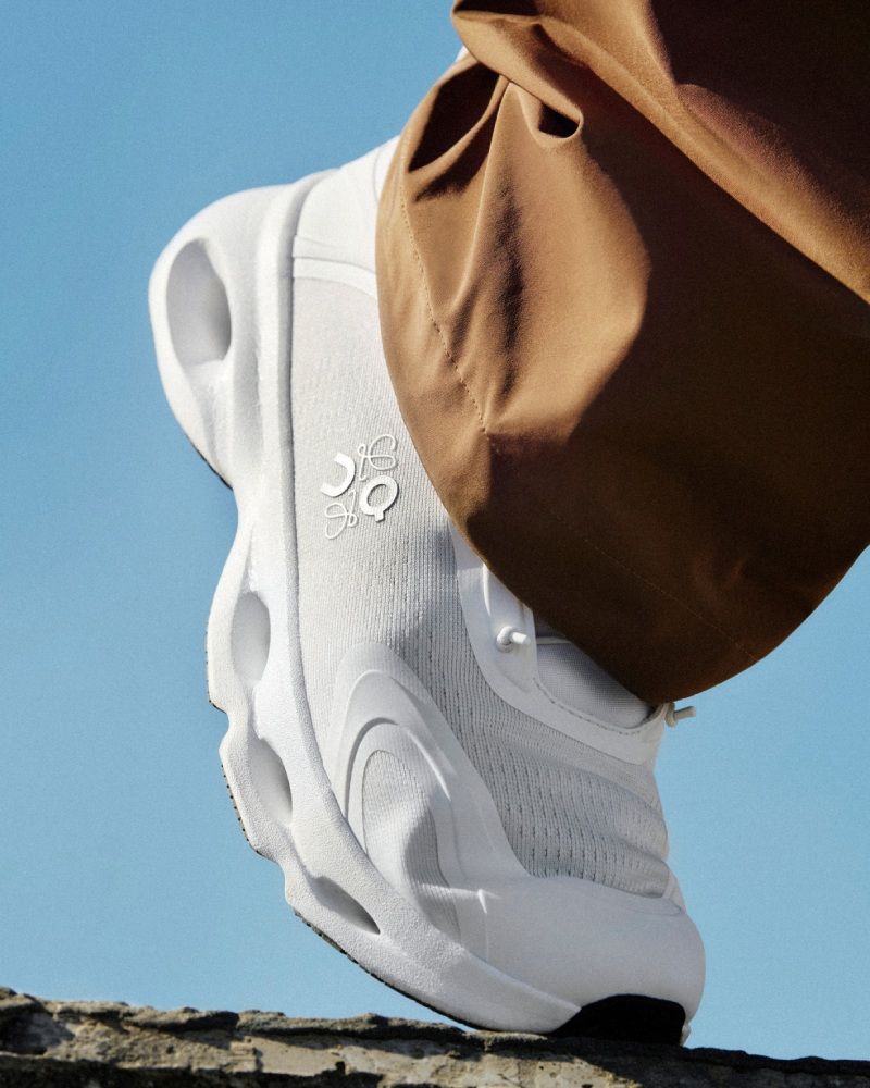 Neo2_Magazine's tweet image. Loewe y On continúan su relación colaborativa con una octava colección de ropa deportiva y, por primera vez, presentan una zapatilla co-diseñada por ambas marcas. buff.ly/XDGq7zh