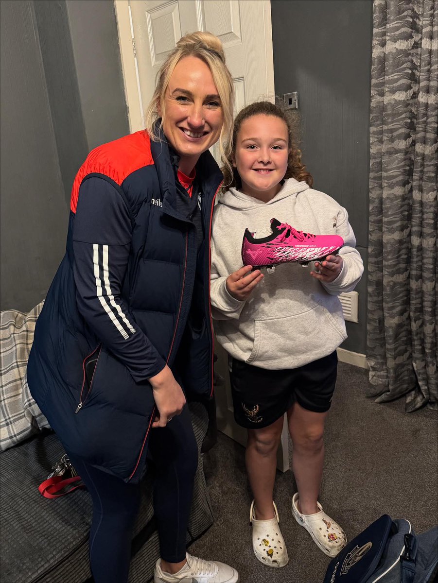 🖤💛𝗪𝗲 𝗮𝗿𝗲 𝗕𝗹𝗮𝗰𝗸 𝗮𝗻𝗱 𝗚𝗼𝗹𝗱! 💛🖤
Jodie Cunningham put out a post earlier this week  looking for one of our Juniors who was holding a sign supporting her. Luna had a lovely visit this week from Jodie who took her a bunch of signed gifts 🎁 😊 such a sweet gesture!