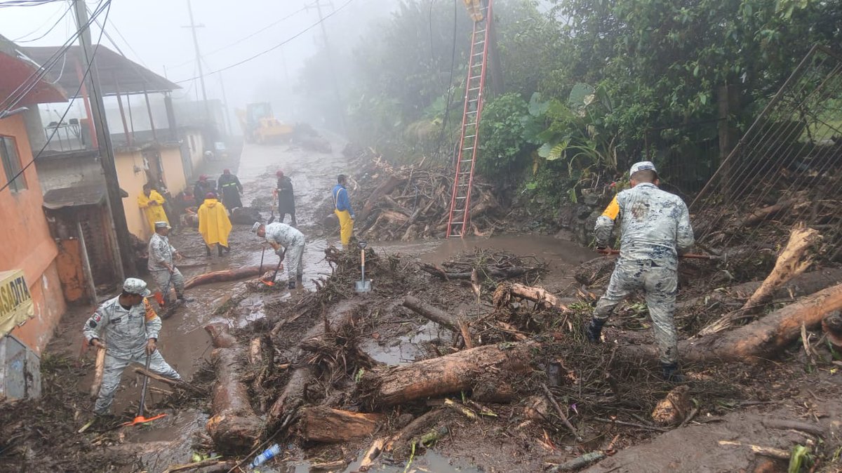 GN_MEXICO_'s tweet image. En #Hidalgo, de manera coordinada, integrantes de la #GuardiaNacional y del #EjércitoMexicano mantienen activo el #PlanDNIIIE y realizan operaciones de apoyo humanitario en las zonas más afectadas por las intensas lluvias, llevando ayuda y esperanza a comunidades incomunicadas.…