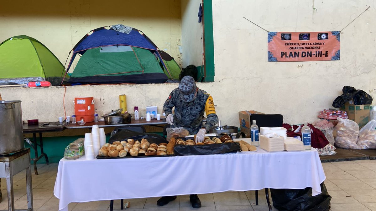 GN_MEXICO_'s tweet image. En #Hidalgo, de manera coordinada, integrantes de la #GuardiaNacional y del #EjércitoMexicano mantienen activo el #PlanDNIIIE y realizan operaciones de apoyo humanitario en las zonas más afectadas por las intensas lluvias, llevando ayuda y esperanza a comunidades incomunicadas.…