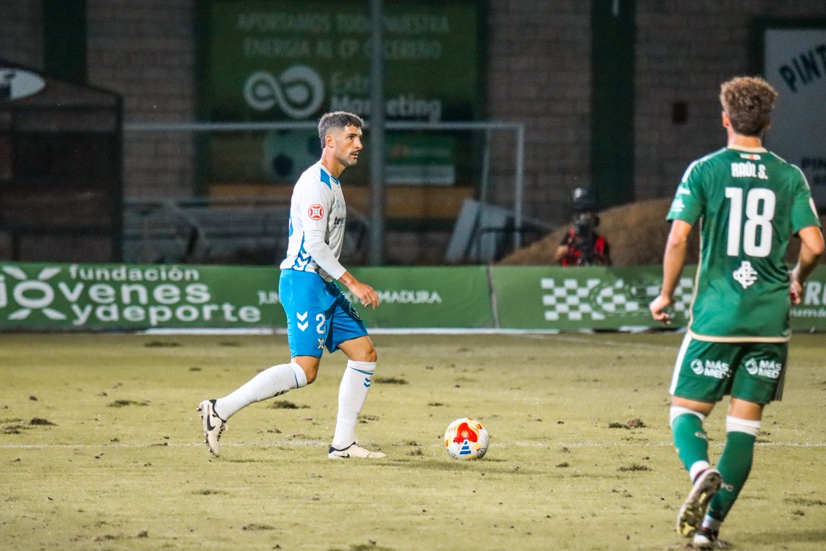 ⚽️ Difícil jugar sobre esta superficie. 

#CacereñoTenerife #PrimeraRFEF
