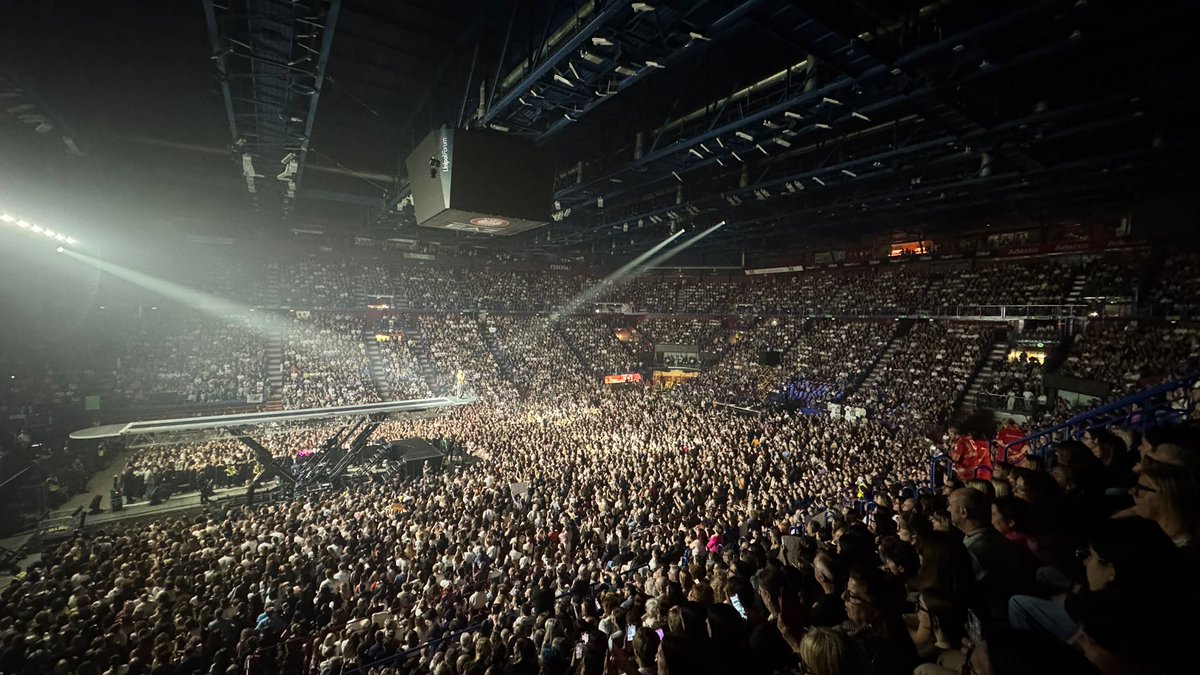 MILANO 

La prima di quattro sere sold out ❤️
#MengoniLive2025