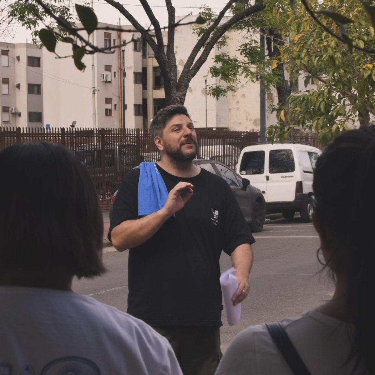 La gente de <a href="/openhousebsas/">Open House Bs As</a> me propuso hacer algo para el festival de este año. Inmediatamente les dije "Vayamos al sur de la ciudad".
.
Caminamos junto a casi 40 personas durante tres horas unos 100 años de historia en uno de los barrios más importantes de la ciudad: Villa