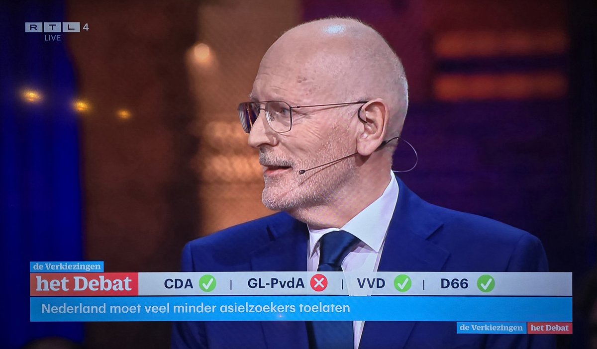 Bontenbal daagde Timmermans uit tot een op een debat en vroeg 'm welke asielmaatregelen hij bereid was te nemen op nationaal (!) niveau.

Antwoord: geen.

Kringvraag erna of Nederland veel minder asielzoekers moet toelaten.

Timmermans: nee.

#RTLdebat #verkiezingsdebat #RTLdebat