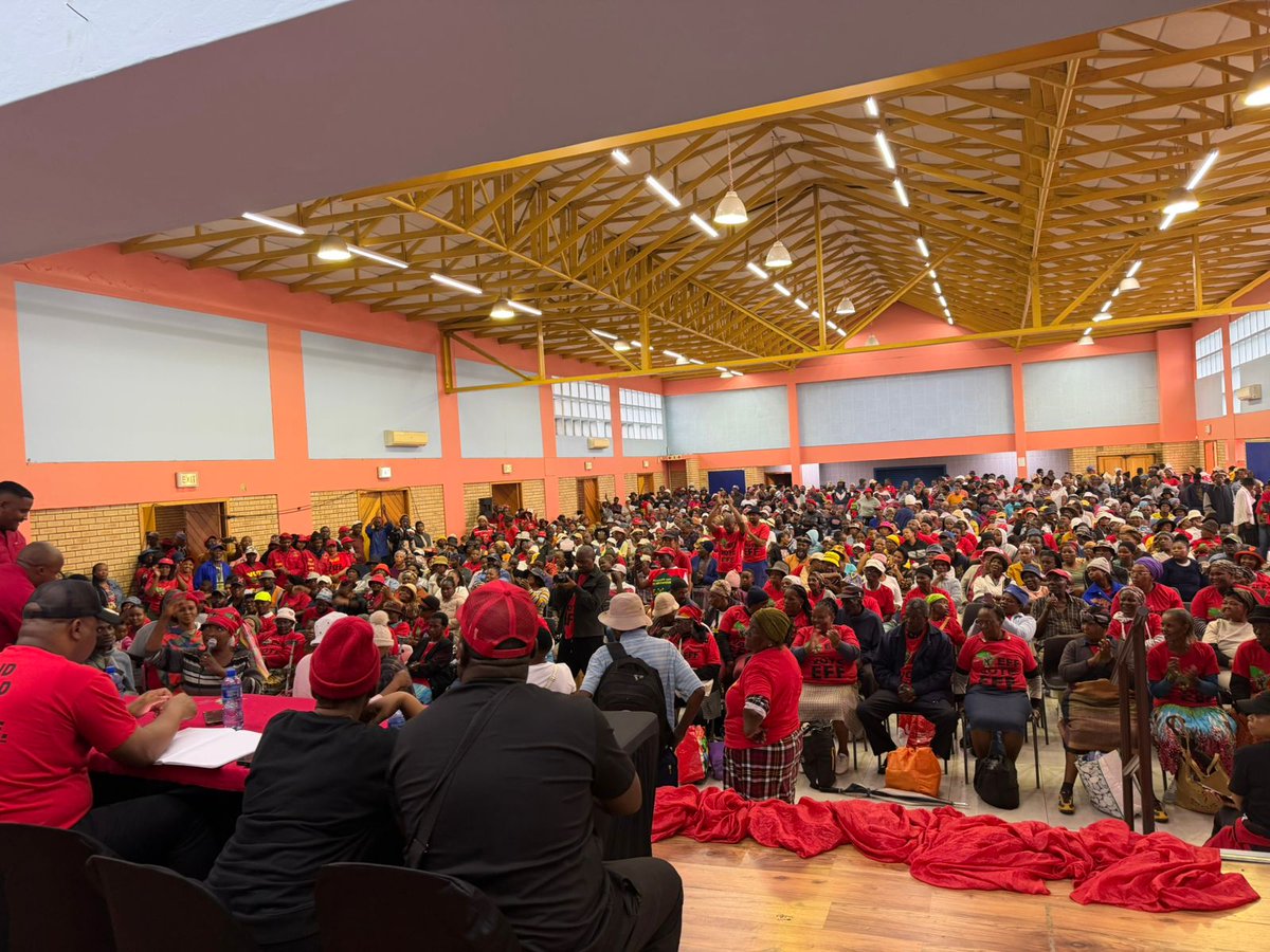 Mkhabela_Sanza's tweet photo. ♦️ICYMI♦️
The EFF held a vibrant community meeting led by the Secretary General, uniting the people of Ward 29 behind the revolutionary programme and consolidating the ground for total political and economic victory.
#YearOfThePicketLines
#Ward29 https://t.co/MZhcr6hP0m