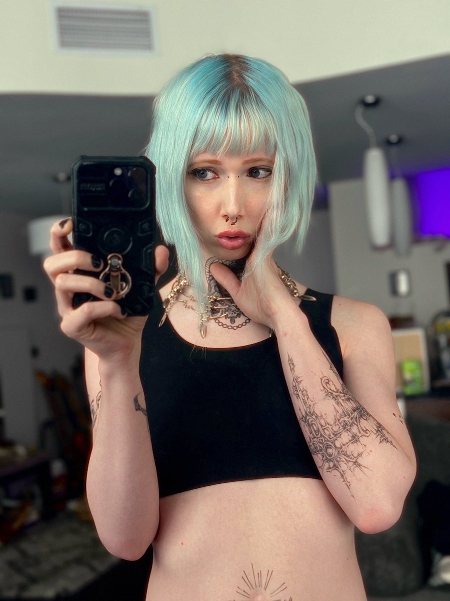 CheeryHall_'s tweet photo. Am I sexy? Be honest https://t.co/s19qmRoibp