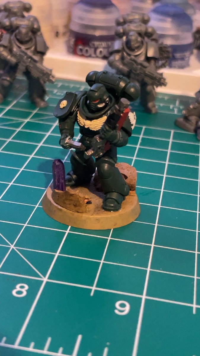 Arbiter765's tweet photo. Another intercessor but I tried to get creative with the basing this time. Cut up some cork to make the rubble and cut up some of the plastic sprue that the minis came in to make the purple crystal. #warhammer40k #darkangels #miniaturepainting #basing https://t.co/UtFSlBQ5ZX