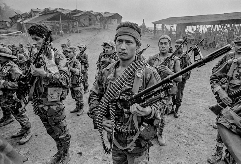 LautaroRivara's tweet photo. EE.UU, VENEZUELA Y AMÉRICA LATINA Y EL CARIBE: UNA REFLEXIÓN URGENTE

Quiero ser muy claro con esto. La militarización del Caribe y las amenazas directas (e inminentes) de una intervención militar de los Estados Unidos contra Venezuela no tiene nada que ver con los debates sobre procedimientos electorales, legitimidad democrática, crimen organizado o narcotráfico. 

Aún si eligen creer en la existencia de un "Cartel de los soles" (y enfatizo el sentido religioso del "creer", dado que hay más pruebas de la existencia de Papa Noel o de La Llorona que de una organización criminal trasnacional que sería directamente dirigida desde el Palacio de Miraflores, al menos si nos basamos en las pruebas -nulas- aportadas por el Departamento de Estado); aún así, insisto, lo que está en juego en esta nueva agresión no es la democracia o las economías criminales, sino la vuelta al "gran garrote", el intervencionismo más violento y la diplomacia de las cañoneras. 

Lo dejo meridianamente claro la ex Jefa del Comando Sur Laura Richardson hace poco tiempo en el Atlantic Council: vienen por nuestros recursos naturales y para impedir la competencia estratégica de otras potencias en lo que siempre consideraron su patio trasero, todo esto en un momento de intensificación de la puja inter-hegemónica y de consecuente repliegue estratégico norteamericano. Lo mismo sugieren los borradores de una nueva estrategia de "seguridad nacional" y todas las orientaciones de política exterior de la segunda administración Trump, comandada por el extremista Marco Rubio.

Primero intentarán quebrarle el espinazo a Venezuela, históricamente el adversario más duro de batir (no pudieron ni el golpe a Chávez, ni los paros petroleros, ni las guarimbas, ni la "batalla de los puentes" ni la Operación Gedeón). Pero continuarán con Cuba, cuyo criminal bloqueo ha recrudecido en los últimos años, sumiendo a la isla en una crisis sin precedentes. En lo inmediato aparece también en el radar la díscola Colombia (cuyo gobierno fue "descertificado" en la lucha contra el narco, en la antesala de una eventual y antojadiza redefinición del Pacto Histórico como un "narco-gobierno"), y podrían incluso seguir por México, país al que Trump ya amenazó con bombardear en territorio soberano, redefiniendo además a los carteles mexicanos como "organizaciones terroristas", con las implicancias belicistas que esto trae aparejado.

En apenas algunos meses, y con la excusa de la lucha contra el narco, los Estados Unidos remilitarizaron el Canal de Panamá, Guantánamo, Puerto Rico, Trinidad y Tobago, Granada, Guyana y buscan hacer lo propio, en breve, con otros países como Argentina o Bolivia. Sobrepongan el mapa de la militarización (sobre todo gran-caribeño) con las rutas de las economías ilícitas (principalmente asentadas en el Pacífico) y verán que no tienen relación alguna.

Si el problema fuera la democracia o las economías ilícitas las grandes usinas de propaganda occidental estarían poniendo el foco en el Perú, país que ocupa el primer o el segundo lugar en el ranking de productores de narcóticos, y en donde acaba de asumir la presidencia SIN UN SOLO VOTO (y además en reemplazo de una presidenta de facto e ilegítima), un anodino congresista acusada de pederastia. Pero como el Perú post-fujimorista es un histórico aliado geopolítico de los Estados Unidos, se hace mutis por el foro...

En síntesis; usted puede considerar a Maduro un dictador y a Venezuela un "narco-Estado", y no por ello alumbrar esperanza alguna en que una nueva intervención militar en la región vaya a traer nada más que la "palestinización" de Venezuela y de América Latina y el Caribe. La soberanía y la autodeterminación deben ser nuestro mínimo común denominador y nuestra última línea roja como región, en independencia de nuestras posiciones políticas y de la catadura que hagamos de tal o cual proceso.

No nos olvidemos de como quedó Dominicana tras la guerra del 65, de la Nicaragua asolada por la Contra, de la inofensiva isla de Granada después de la Operación Furia Urgente, del Panamá post Noriega (donde se lavan hoy buena parte de los dólares del narco) o del total descalabro y balcanización de Haití después de años de intervención "democrática y pacificadora".

América Latina, "agúzate, que te están velando", como decía la vieja canción de salsa.