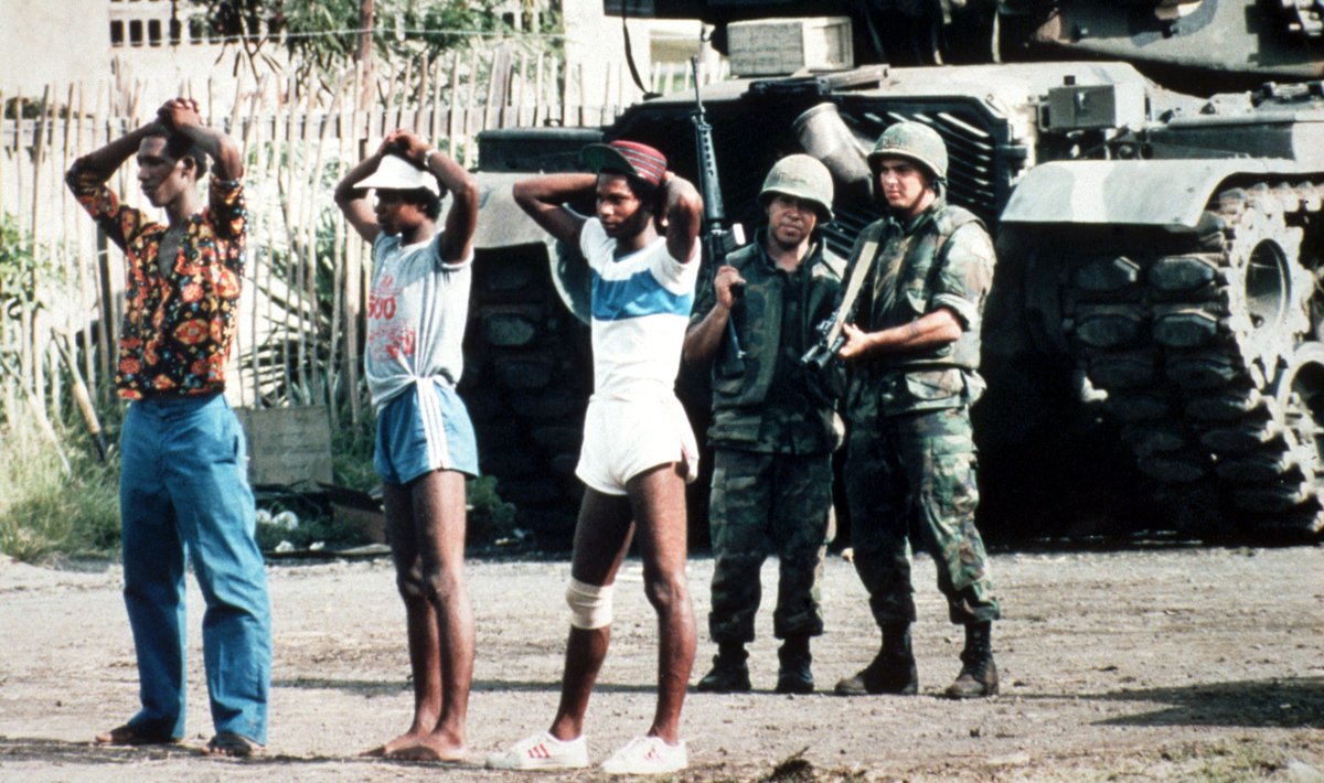 LautaroRivara's tweet photo. EE.UU, VENEZUELA Y AMÉRICA LATINA Y EL CARIBE: UNA REFLEXIÓN URGENTE

Quiero ser muy claro con esto. La militarización del Caribe y las amenazas directas (e inminentes) de una intervención militar de los Estados Unidos contra Venezuela no tiene nada que ver con los debates sobre procedimientos electorales, legitimidad democrática, crimen organizado o narcotráfico. 

Aún si eligen creer en la existencia de un "Cartel de los soles" (y enfatizo el sentido religioso del "creer", dado que hay más pruebas de la existencia de Papa Noel o de La Llorona que de una organización criminal trasnacional que sería directamente dirigida desde el Palacio de Miraflores, al menos si nos basamos en las pruebas -nulas- aportadas por el Departamento de Estado); aún así, insisto, lo que está en juego en esta nueva agresión no es la democracia o las economías criminales, sino la vuelta al "gran garrote", el intervencionismo más violento y la diplomacia de las cañoneras. 

Lo dejo meridianamente claro la ex Jefa del Comando Sur Laura Richardson hace poco tiempo en el Atlantic Council: vienen por nuestros recursos naturales y para impedir la competencia estratégica de otras potencias en lo que siempre consideraron su patio trasero, todo esto en un momento de intensificación de la puja inter-hegemónica y de consecuente repliegue estratégico norteamericano. Lo mismo sugieren los borradores de una nueva estrategia de "seguridad nacional" y todas las orientaciones de política exterior de la segunda administración Trump, comandada por el extremista Marco Rubio.

Primero intentarán quebrarle el espinazo a Venezuela, históricamente el adversario más duro de batir (no pudieron ni el golpe a Chávez, ni los paros petroleros, ni las guarimbas, ni la "batalla de los puentes" ni la Operación Gedeón). Pero continuarán con Cuba, cuyo criminal bloqueo ha recrudecido en los últimos años, sumiendo a la isla en una crisis sin precedentes. En lo inmediato aparece también en el radar la díscola Colombia (cuyo gobierno fue "descertificado" en la lucha contra el narco, en la antesala de una eventual y antojadiza redefinición del Pacto Histórico como un "narco-gobierno"), y podrían incluso seguir por México, país al que Trump ya amenazó con bombardear en territorio soberano, redefiniendo además a los carteles mexicanos como "organizaciones terroristas", con las implicancias belicistas que esto trae aparejado.

En apenas algunos meses, y con la excusa de la lucha contra el narco, los Estados Unidos remilitarizaron el Canal de Panamá, Guantánamo, Puerto Rico, Trinidad y Tobago, Granada, Guyana y buscan hacer lo propio, en breve, con otros países como Argentina o Bolivia. Sobrepongan el mapa de la militarización (sobre todo gran-caribeño) con las rutas de las economías ilícitas (principalmente asentadas en el Pacífico) y verán que no tienen relación alguna.

Si el problema fuera la democracia o las economías ilícitas las grandes usinas de propaganda occidental estarían poniendo el foco en el Perú, país que ocupa el primer o el segundo lugar en el ranking de productores de narcóticos, y en donde acaba de asumir la presidencia SIN UN SOLO VOTO (y además en reemplazo de una presidenta de facto e ilegítima), un anodino congresista acusada de pederastia. Pero como el Perú post-fujimorista es un histórico aliado geopolítico de los Estados Unidos, se hace mutis por el foro...

En síntesis; usted puede considerar a Maduro un dictador y a Venezuela un "narco-Estado", y no por ello alumbrar esperanza alguna en que una nueva intervención militar en la región vaya a traer nada más que la "palestinización" de Venezuela y de América Latina y el Caribe. La soberanía y la autodeterminación deben ser nuestro mínimo común denominador y nuestra última línea roja como región, en independencia de nuestras posiciones políticas y de la catadura que hagamos de tal o cual proceso.

No nos olvidemos de como quedó Dominicana tras la guerra del 65, de la Nicaragua asolada por la Contra, de la inofensiva isla de Granada después de la Operación Furia Urgente, del Panamá post Noriega (donde se lavan hoy buena parte de los dólares del narco) o del total descalabro y balcanización de Haití después de años de intervención "democrática y pacificadora".

América Latina, "agúzate, que te están velando", como decía la vieja canción de salsa.