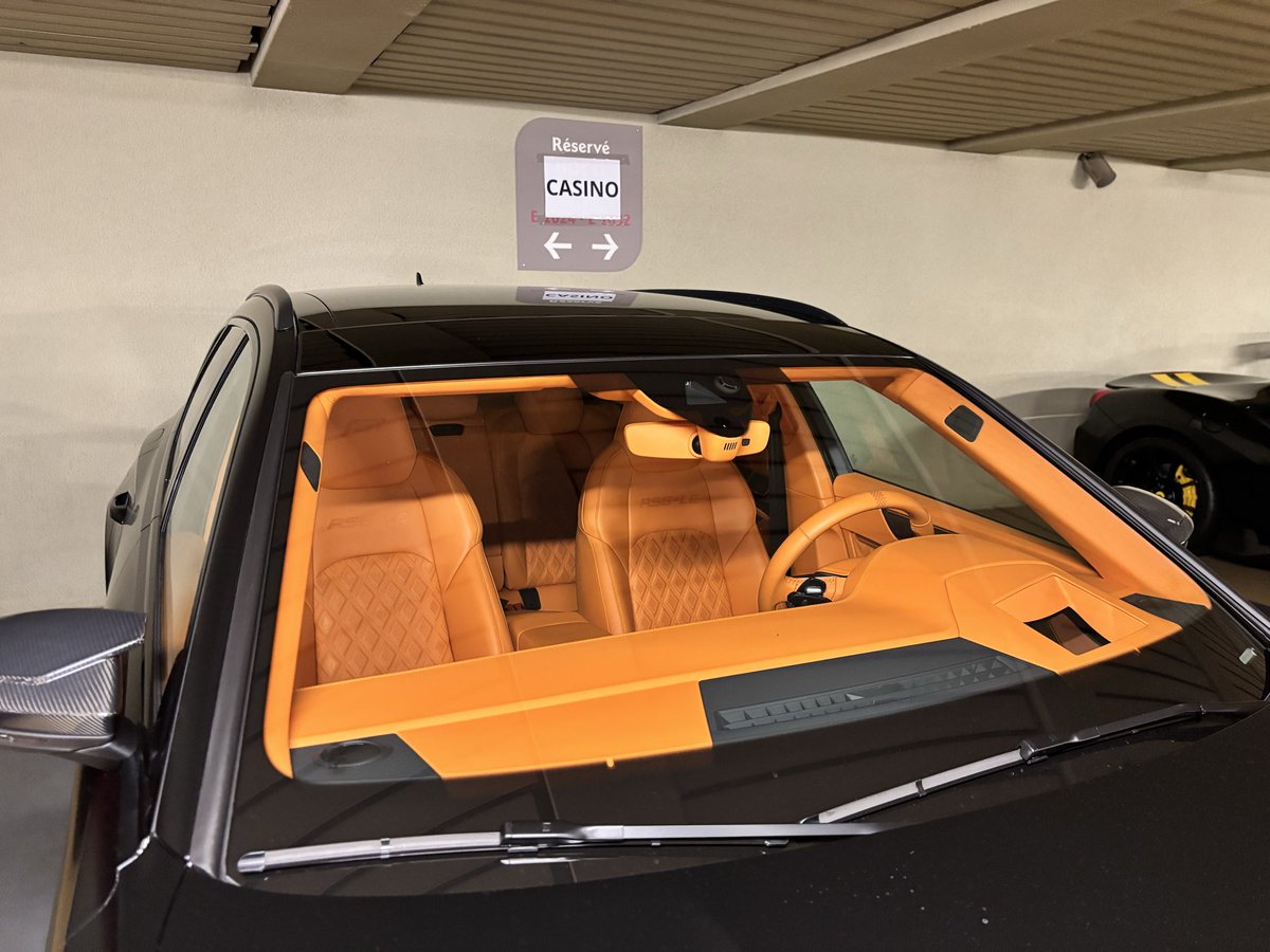 Happy to publicly announce what awful taste in car specs I have by saying I absolutely love this. But whatever you think of it, it’s hard not to admire the effort someone has gone to in making this interior quite this orange!