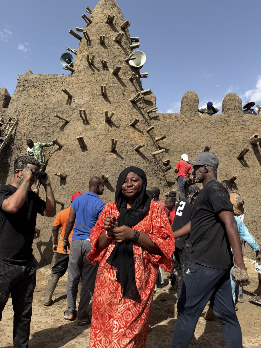 Aujourd’hui, Tombouctou s’est rassemblée autour de la grande mosquée Djingareyber, construite en 1325, pour célébrer 700 ans d’histoire à travers le crépissage traditionnel.
Bien plus qu’un geste d’entretien, c’est un acte de paix, de cohésion et de vivre-ensemble,