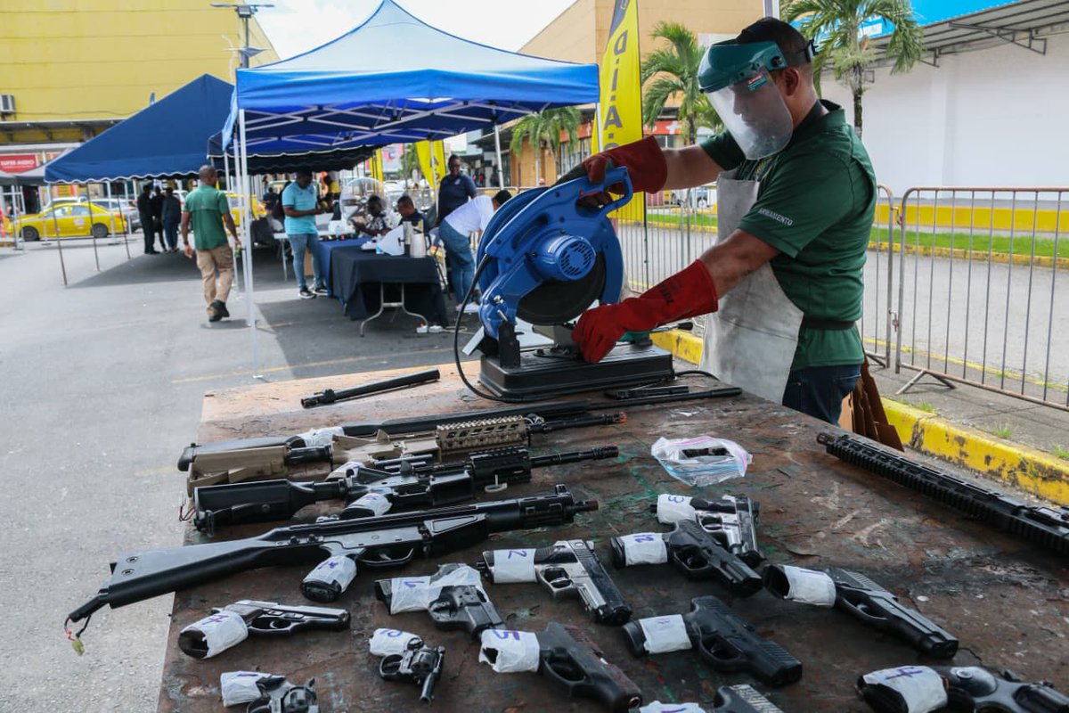 EstrellaOnline's tweet image. Unas 24 armas de fuego, 364 explosivos, 754 municiones y 11 proveedores, fueron recogidos en el programa “Armas y Municiones por Comida y Medicinas” en la provincia de Colón.
#Panamá #armas #Programa #Colón